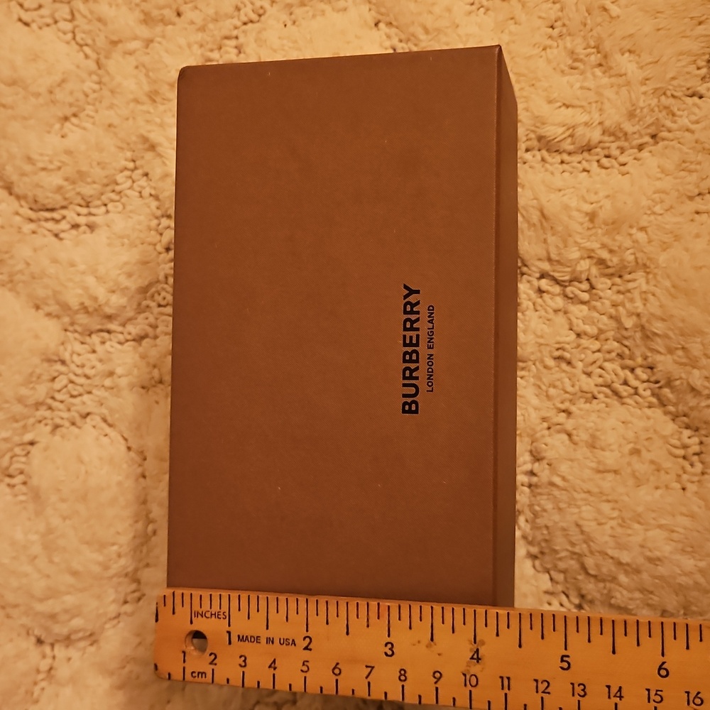 Burberry Gift Bag & Eyeglasses Box - Picture 8 of 10